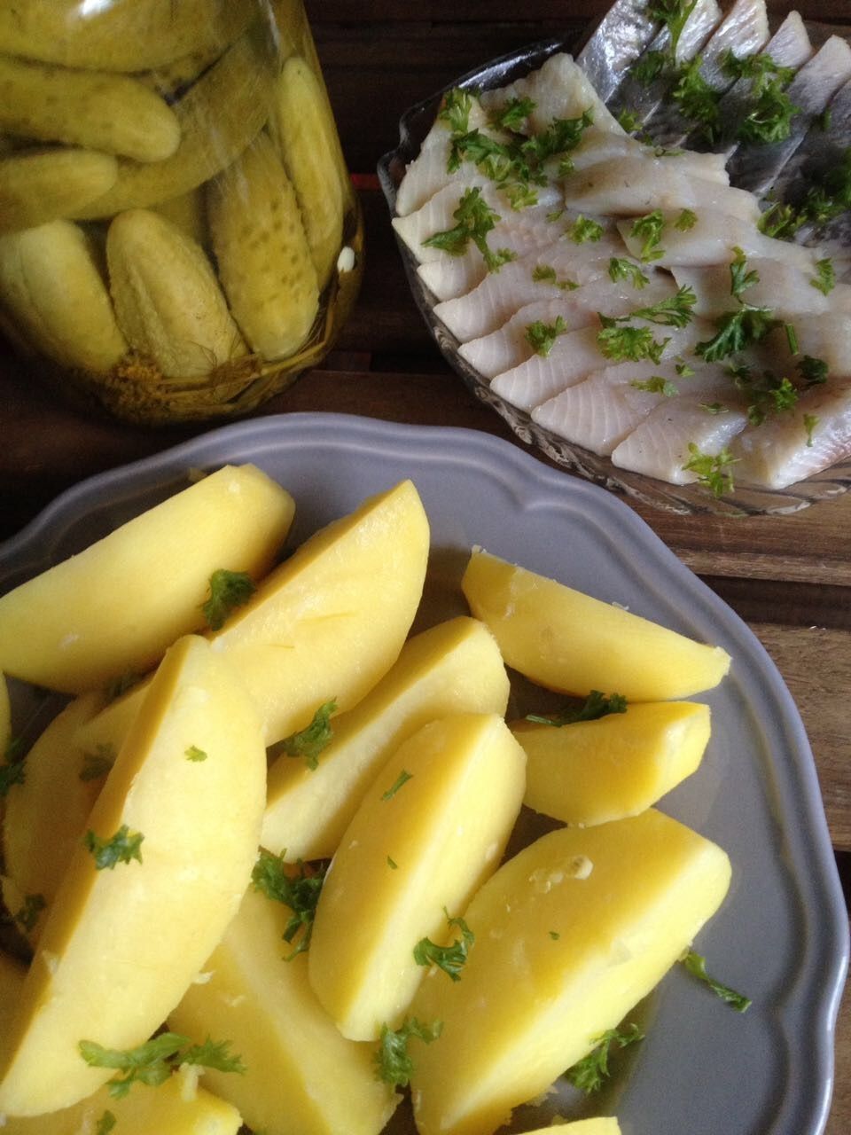 Отварной картофель с селёдкой