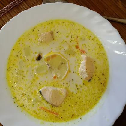 Сливочный суп с лососем и мидиями