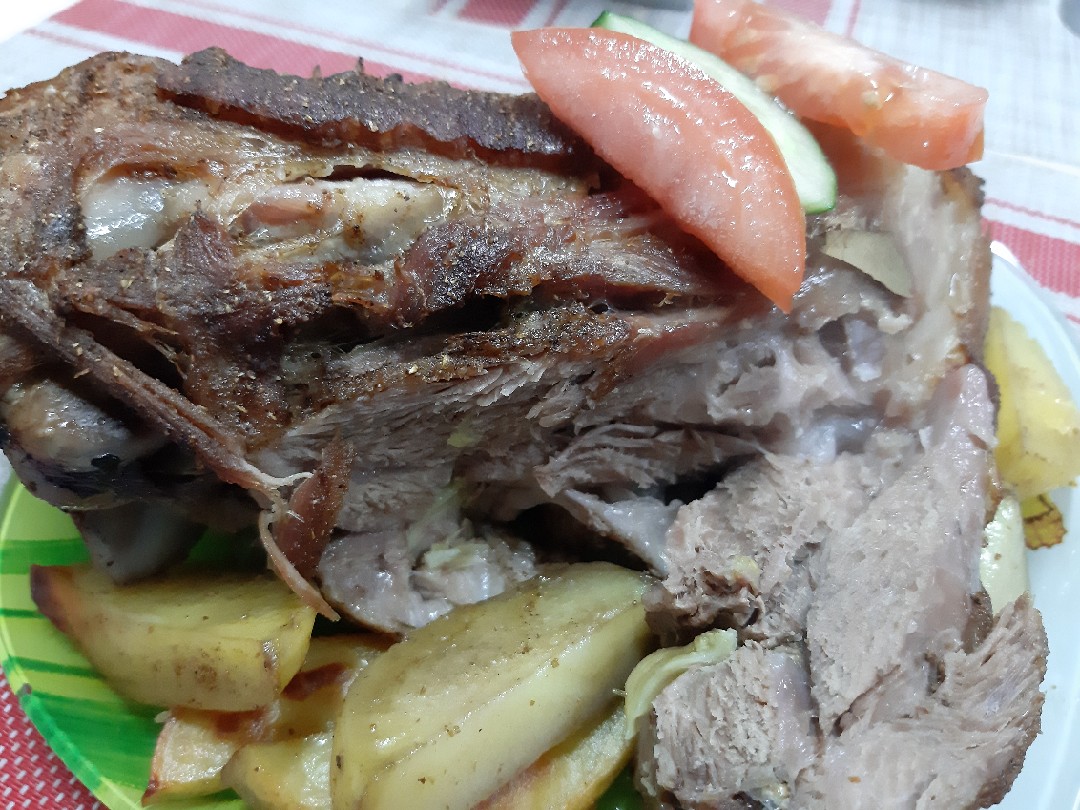 Запеченная рулька с картофелем