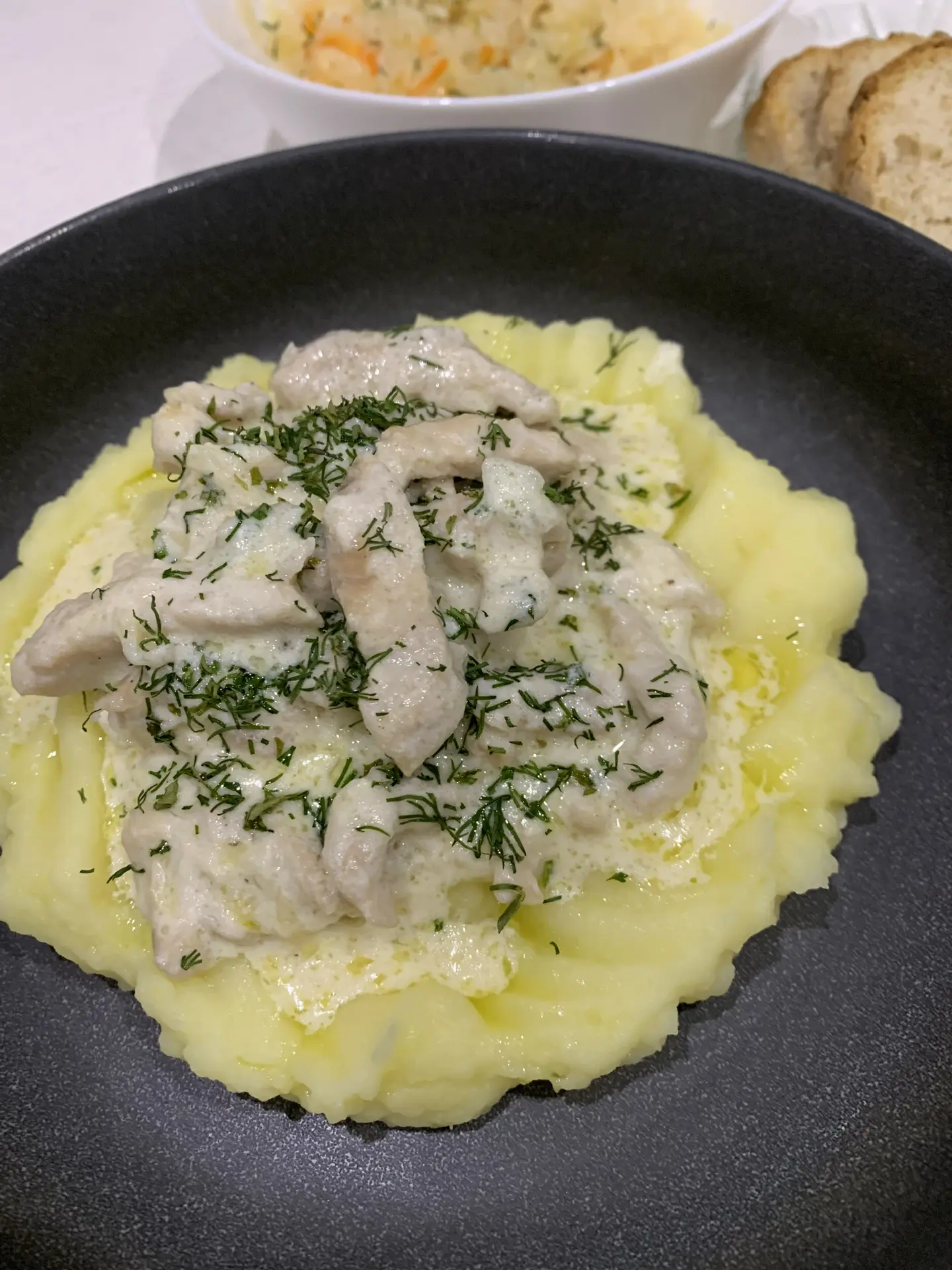 Индейка в сливочном соусе с луком