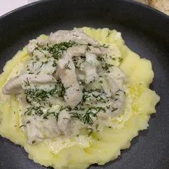 Индейка в сливочном соусе с луком