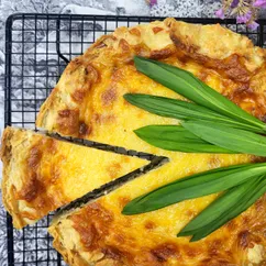Киш с черемшой, беконом и сыром 