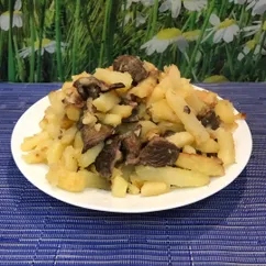 Жареный картофель с лесными грибами