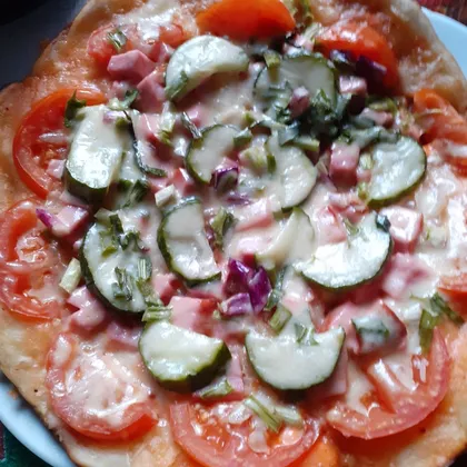 Пицца на сковородке со свежими овощами