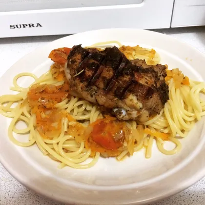 Спагетти с овощным соусом и куриными бедрами-гриль