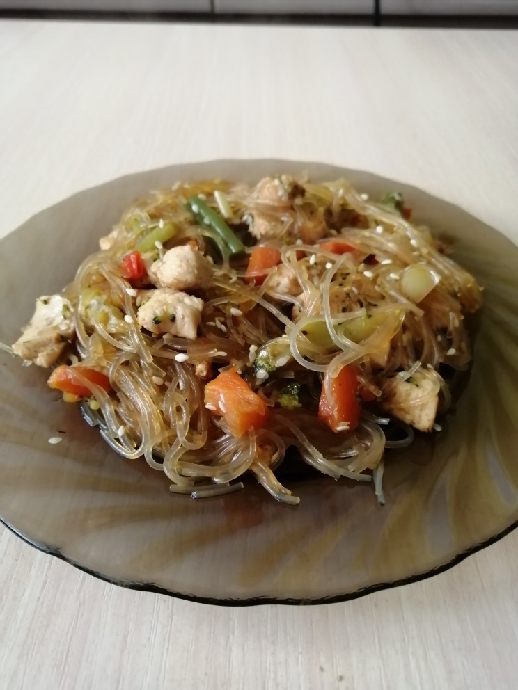 Фунчоза с курицей и овощами