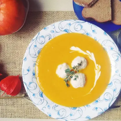 Тыквенный суп-пюре со сливками, имбирем и куриными фрикадельками.         #кулинарныймарафон
