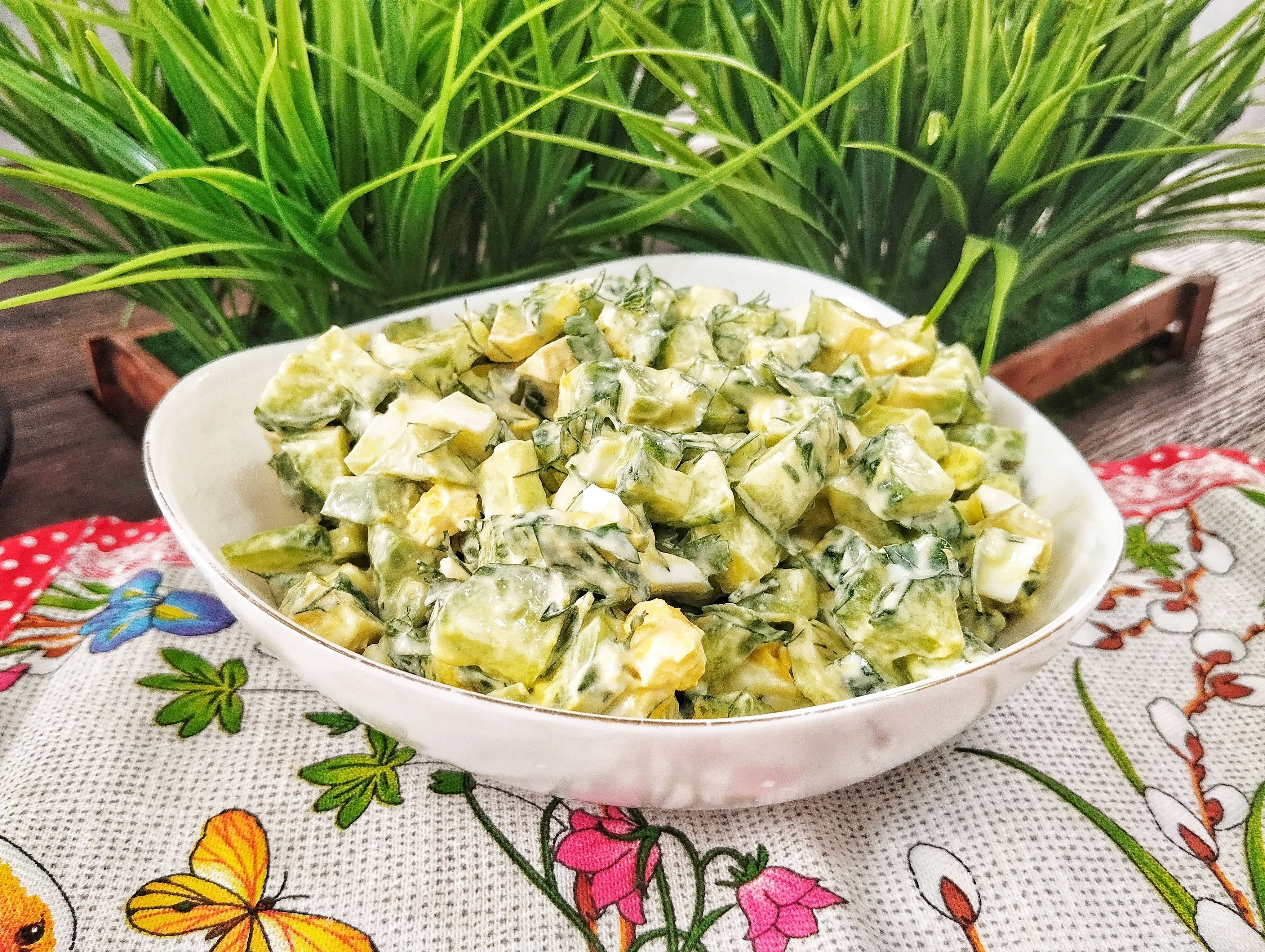 Салат с авокадо, огурцом и яйцом