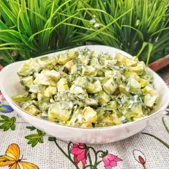 Салат с авокадо, огурцом и яйцом