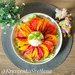 Буррата с помидорами