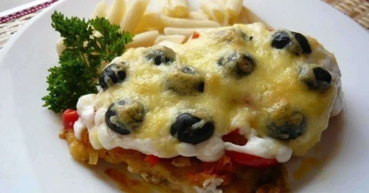 Нежная отбивная из куриной грудки под овощами с сыром и оливками рецепт ...