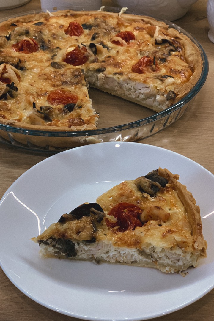 Киш с курицей, грибами и томатами