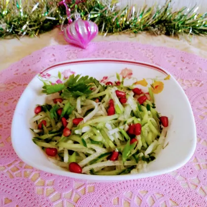 Новогодний свежий салат из дайкона с огурцом