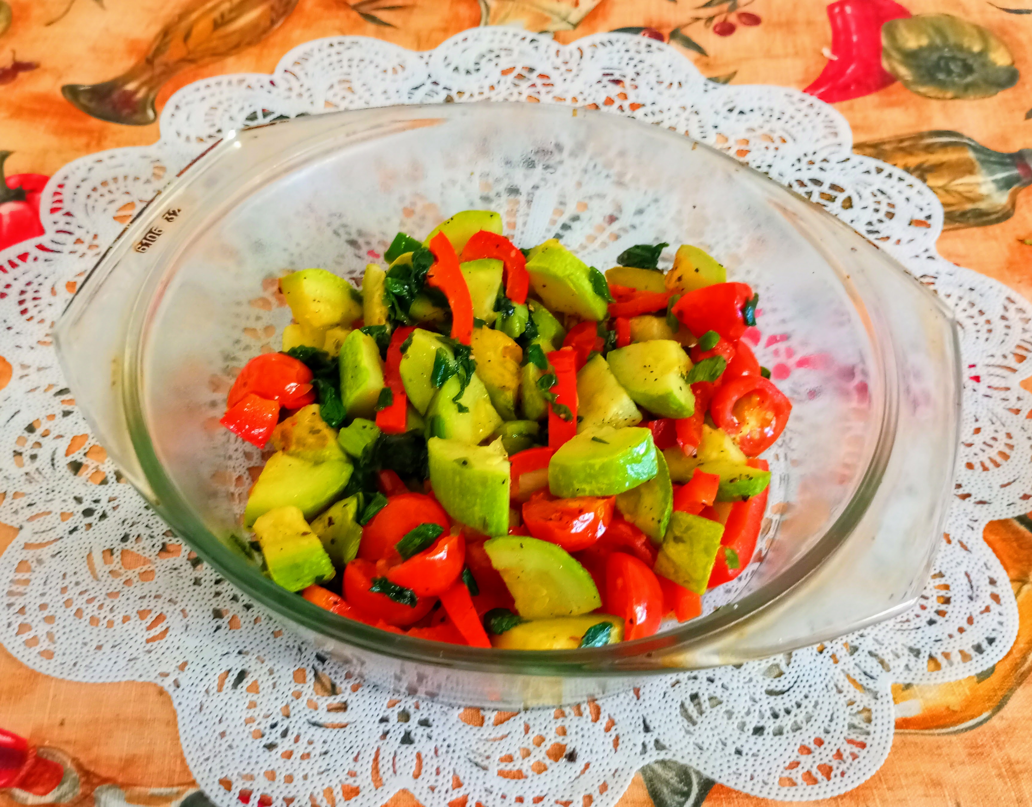Тушеные  кабачки с овощами на сковороде 