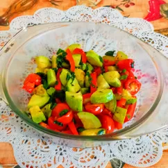 Тушеные кабачки с овощами на сковороде