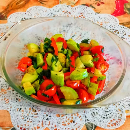 Тушеные  кабачки с овощами на сковороде 