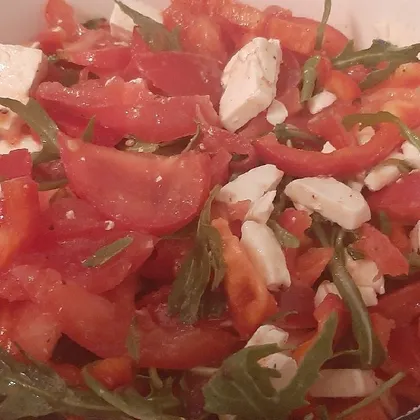 Салат из помидоров, болгарского перца, фетаксы )