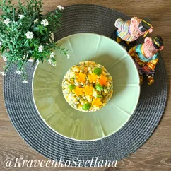 Салат с сыром, горошком и яйцами