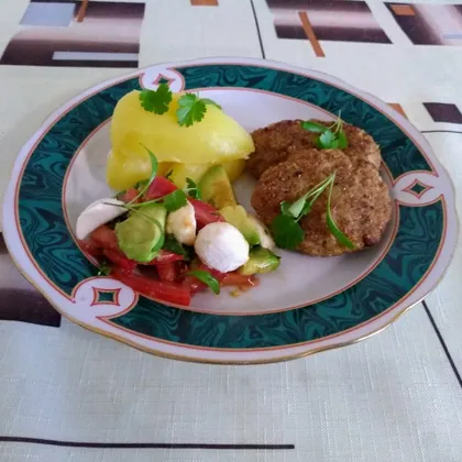Котлеты с отварным картофелем и овощным салатом