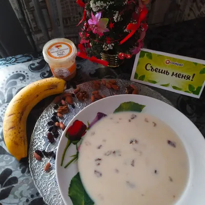 Молочный овсяный суп с фруктами и орехами