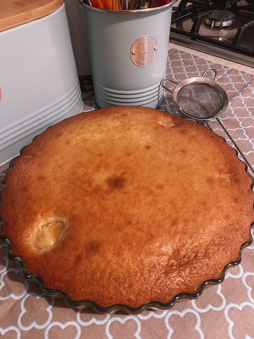 Как приготовить бисквитный пирог с персиками