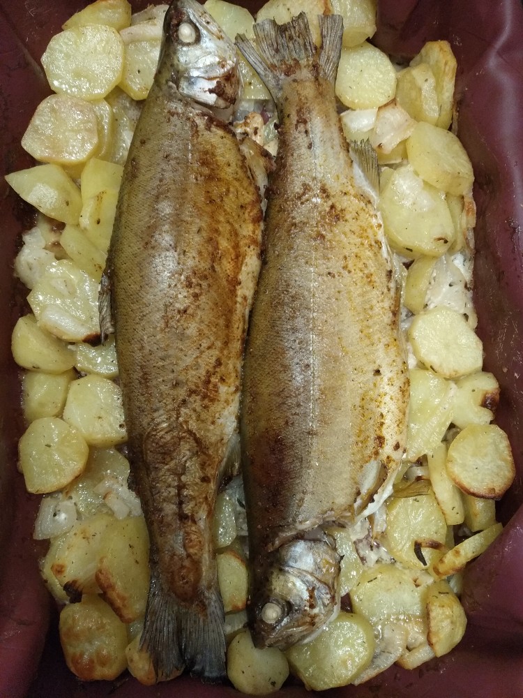 Форель с картошкой на сковороде — рецепт с фото пошагово