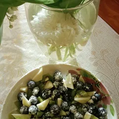 Салат с голубикой