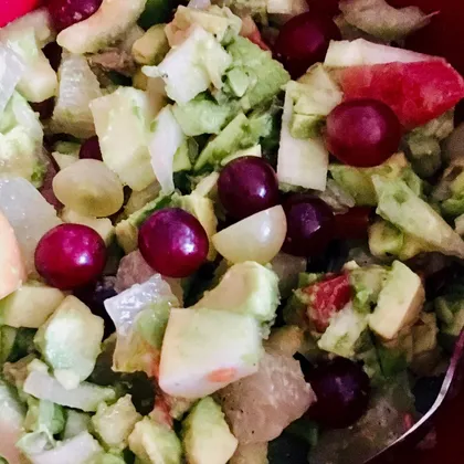 Фруктовый салат с авокадо и грейпфрутом