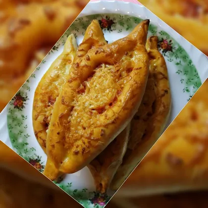 Турецкая пицца 'Пиде' с колбасой'