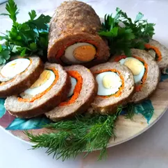 Мясной рулет с яйцом