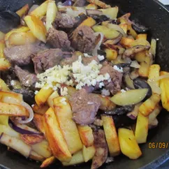 Картофель жареный с грибами и тушенкой🥔🍄🐮