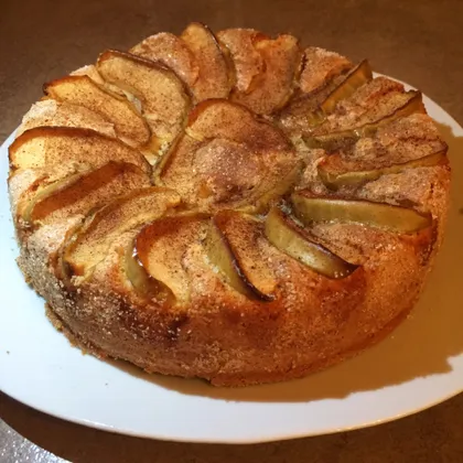 Пирог яблочный с корицей