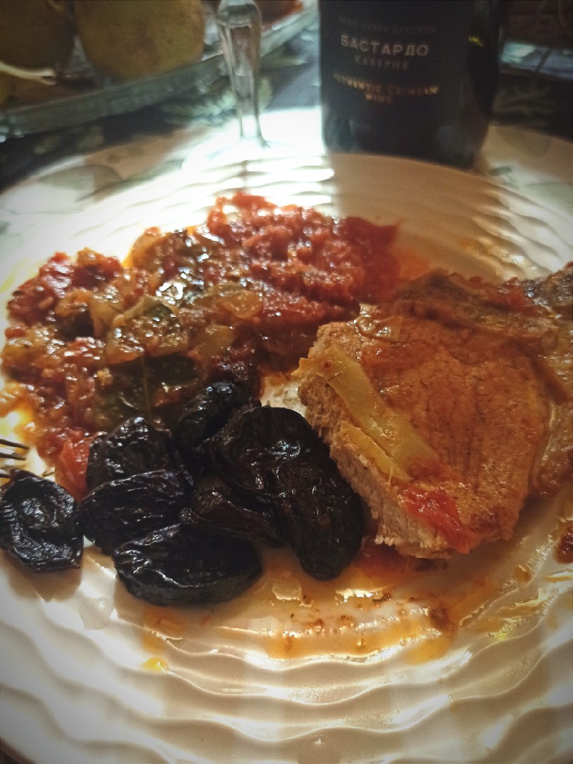 Стейк из свинины с тушеными овощами и черносливом