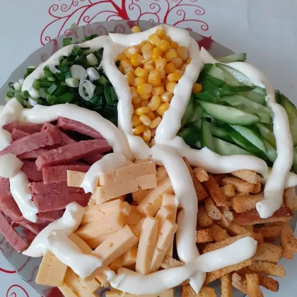 Салат с кириешками и колбасой