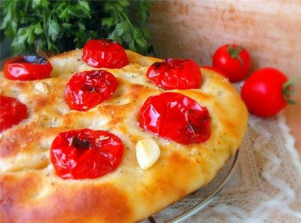 Картофельная фокачча с печеными помидорами