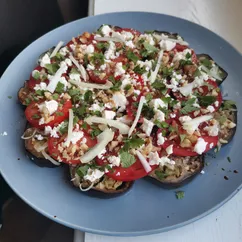 Салат с баклажанами, помидорами и брынзой