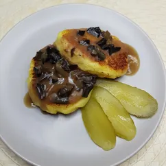 Картофельные пирожки с грибным соусом