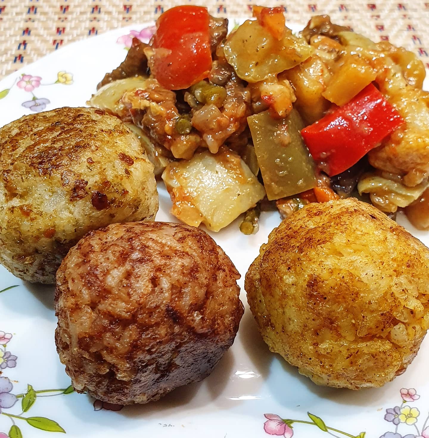 Рисовые колобки с мясом - пошаговый рецепт с фото на sapsanmsk.ru