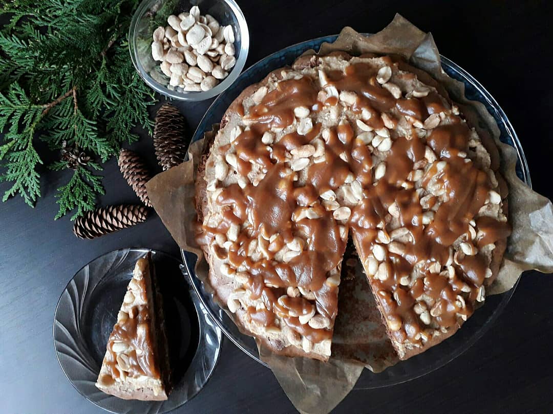 Брауни с карамелью и солеными орехами