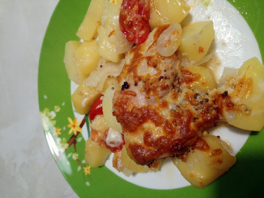 Рецепт: Курица с картошкой запеченная в духовке - с сырной прослойкой, горчицей, лучком и чесноком