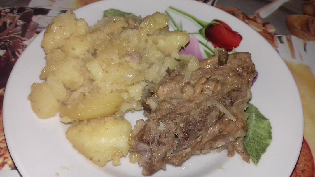 Картошка со свиными ребрышками, запеченная в рукаве