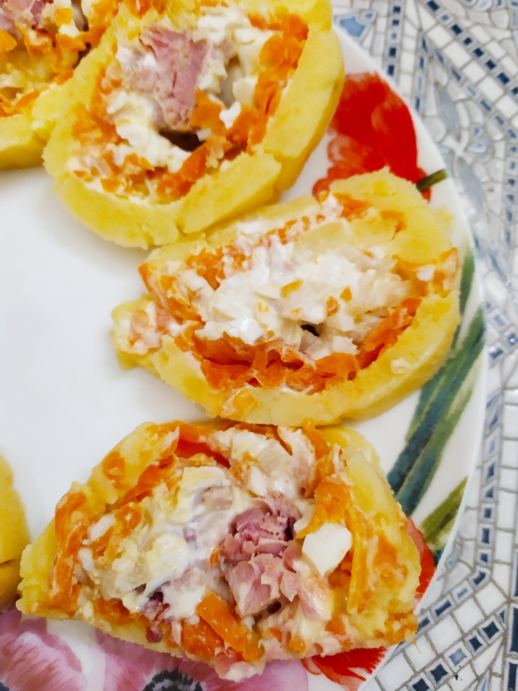 Картофельный рулет с тунцом