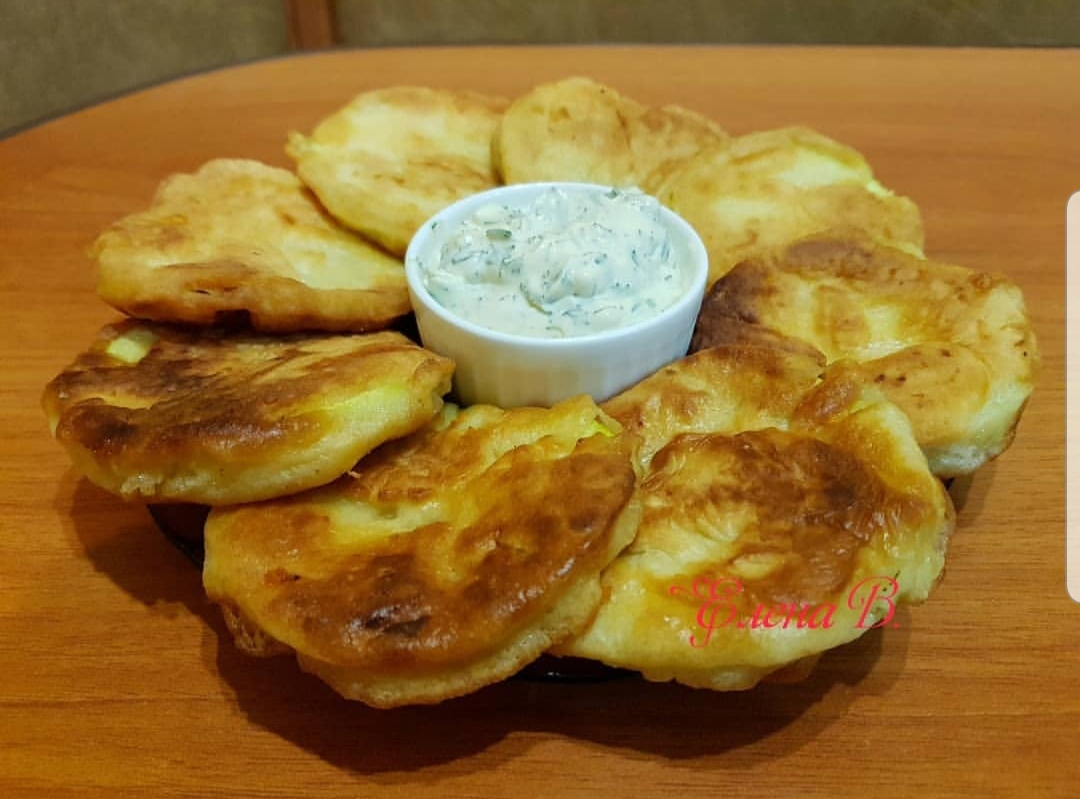 Кабачки в кляре с соусом