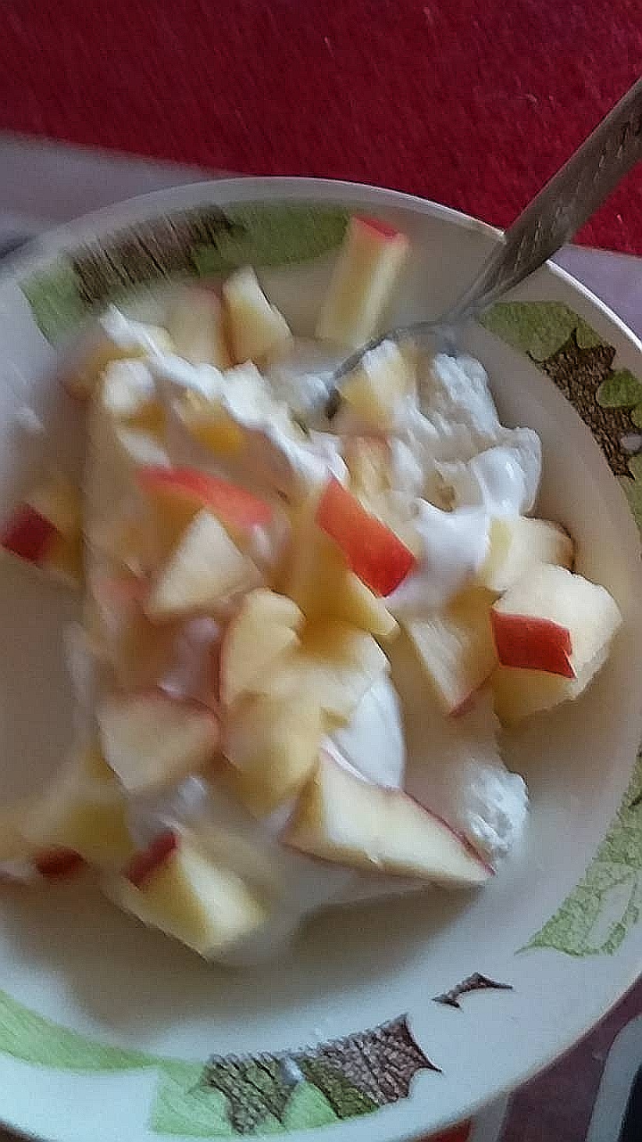 Творог со сметаной, сахаром и яблоком