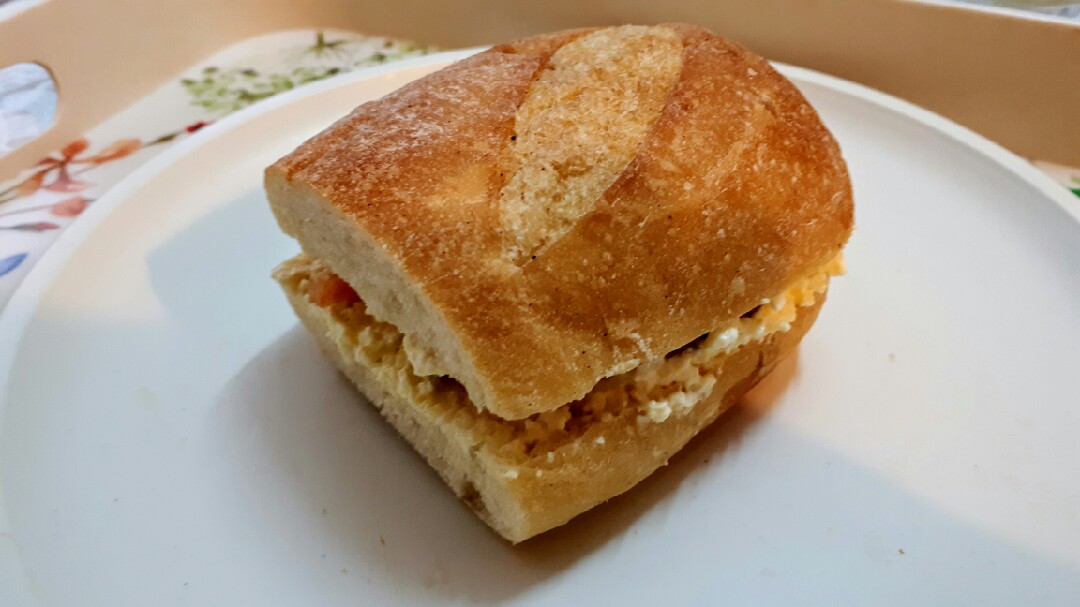 Сложенный кимпаб сэндвич с красной рыбой и огурцом