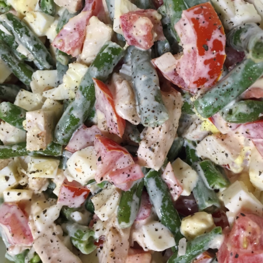 Салат со стручковой фасолью и грудкой индейки