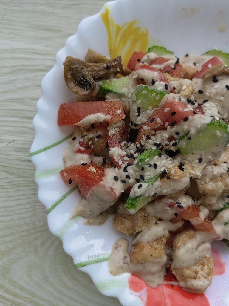 Тёплый салат из индейкой с ореховым соусом