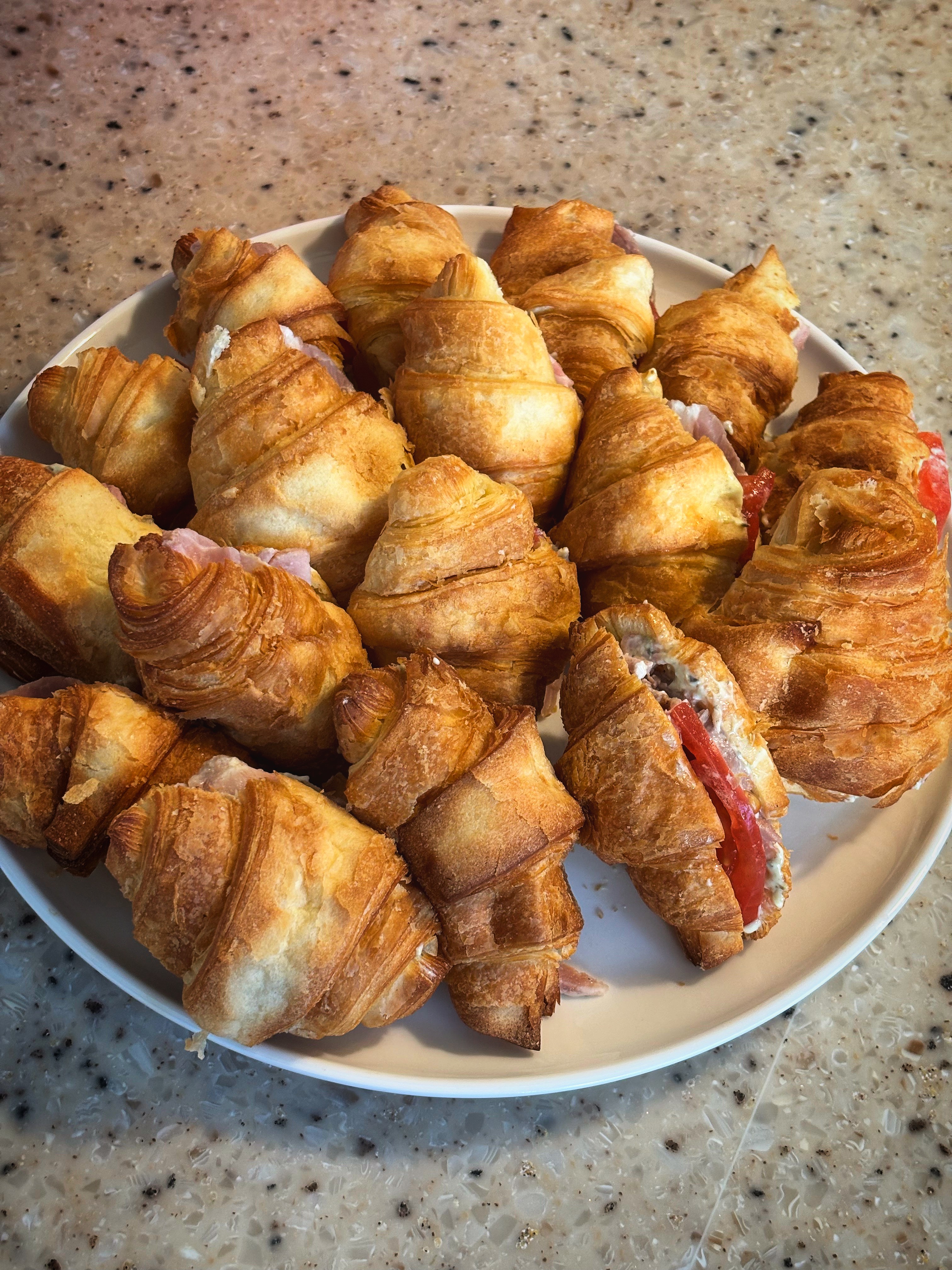 Круассаны с бужениной и помидором