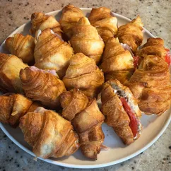 Круассаны с бужениной и помидором