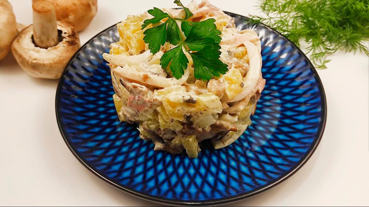 Салат с морепродуктами и картофелем